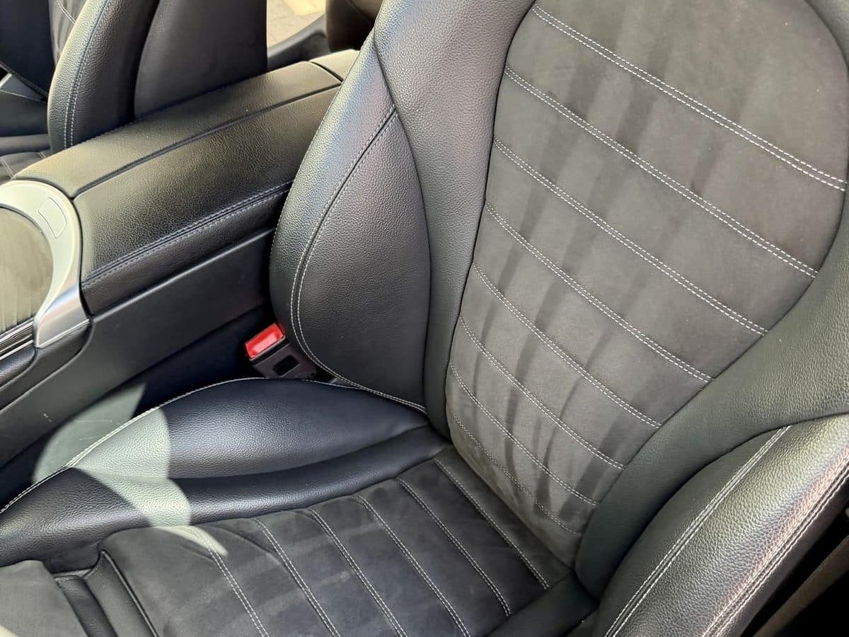 Sièges avant en cuir et Alcantara après un nettoyage intérieur FlashWash à domicile